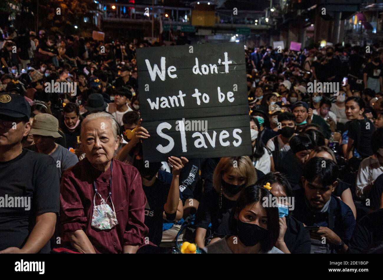 Bangkok, Thaïlande. 27 novembre 2020. Un manifestant tient un écriteau pendant la manifestation.des milliers de manifestants pro-démocratie se sont rassemblés à Ladprao intersection pour réclamer la démission du Premier ministre thaïlandais et la réforme de la monarchie. Crédit : SOPA Images Limited/Alamy Live News Banque D'Images
