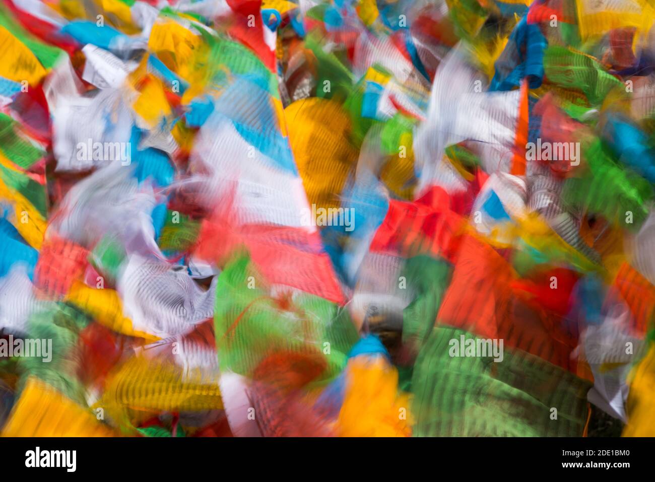 Drapeaux de prière sur le plateau tibétain, Tibet, Chine Banque D'Images
