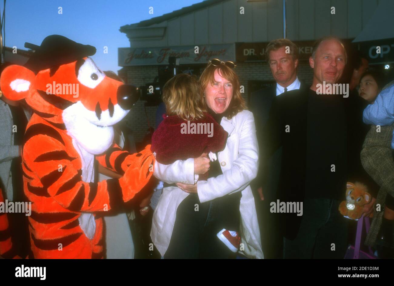 Westwood, Californie, États-Unis 18 avril 1996 Tigger, actrice Amy Madigan, fille Lily Dolores Harris et acteur Ed Harris assistent à la vidéo « The Arischats » de Disney et à la projection spéciale le 18 avril 1996 au Mann Village Theatre de Westwood, Californie, États-Unis. Photo par Barry King/Alay stock photo Banque D'Images