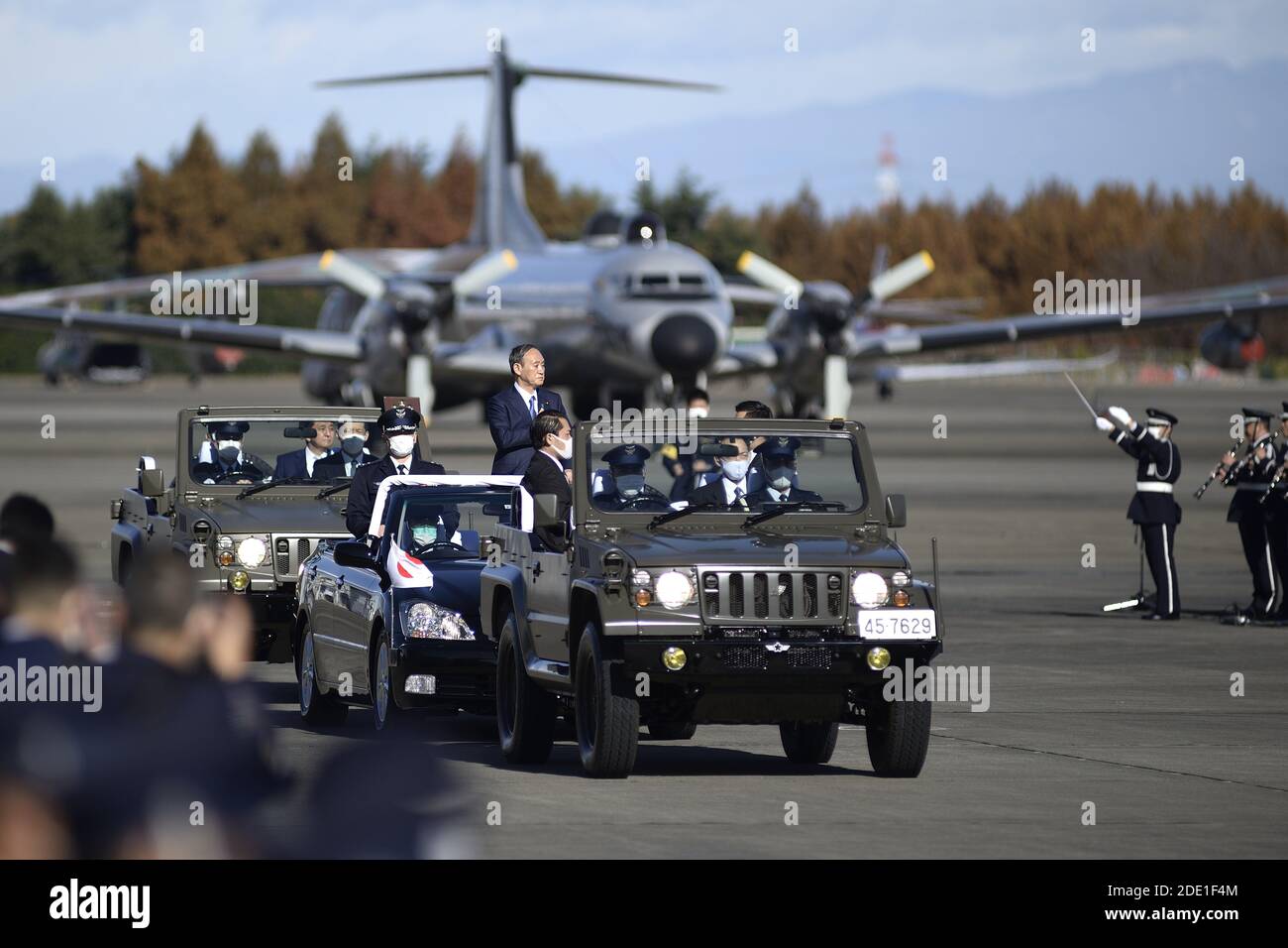 Tokyo, Japon. 28 novembre 2020. SAITAMA, JAPON - NOVEMBRE 28 : le Premier ministre japonais, SUGA Yoshihide, examine la Force aérienne d'autodéfense du Japon à la base d'Iruma de la Force aérienne d'autodéfense, dans la préfecture de Saitama, au Japon, le 2020 novembre. Crédit : POOL/ZUMA Wire/Alay Live News Banque D'Images