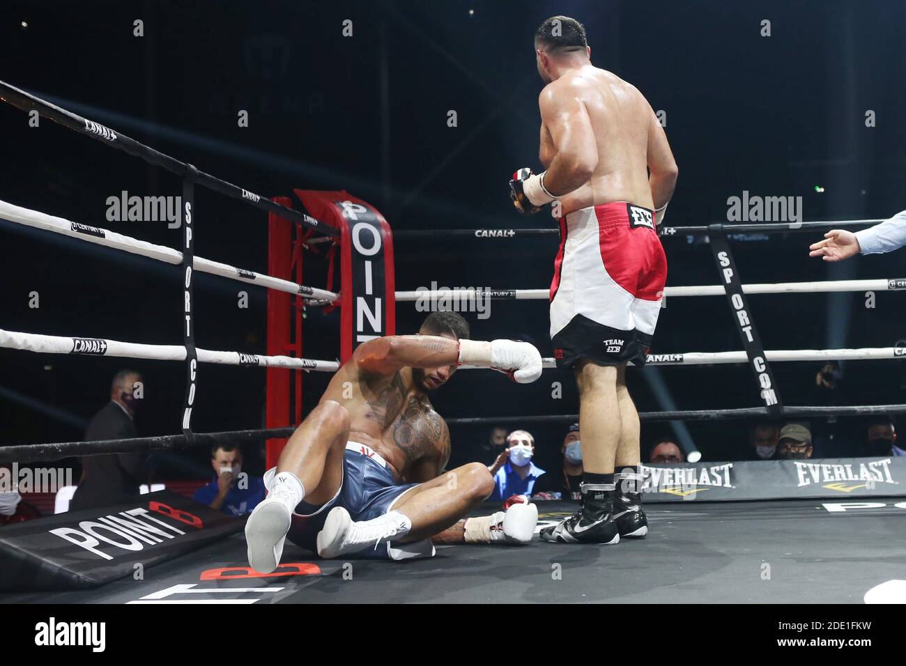 Tony Yoka de France et Christian Hammer d'Allemagne pendant Le combat de  boxe poids lourd entre Tony Yoka (FRA) et Christian H / LM Photo Stock -  Alamy