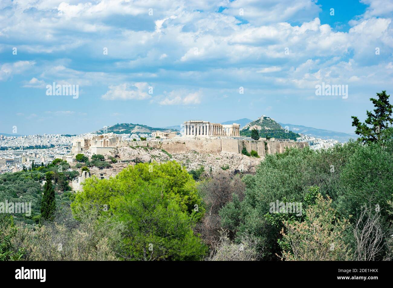 Vue sur l'Acropole d'Athènes depuis la colline de Philopapos par un beau jour d'été, Athènes, Grèce Banque D'Images