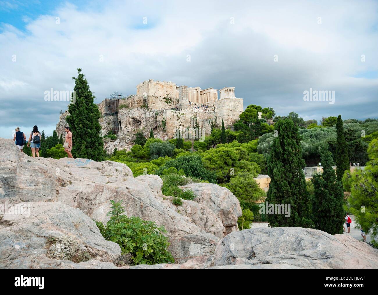 Vue sur l'Acropole depuis la colline d'Areopagus lors d'une journée d'été nuageuse avant la tempête, Athènes, Grèce Banque D'Images