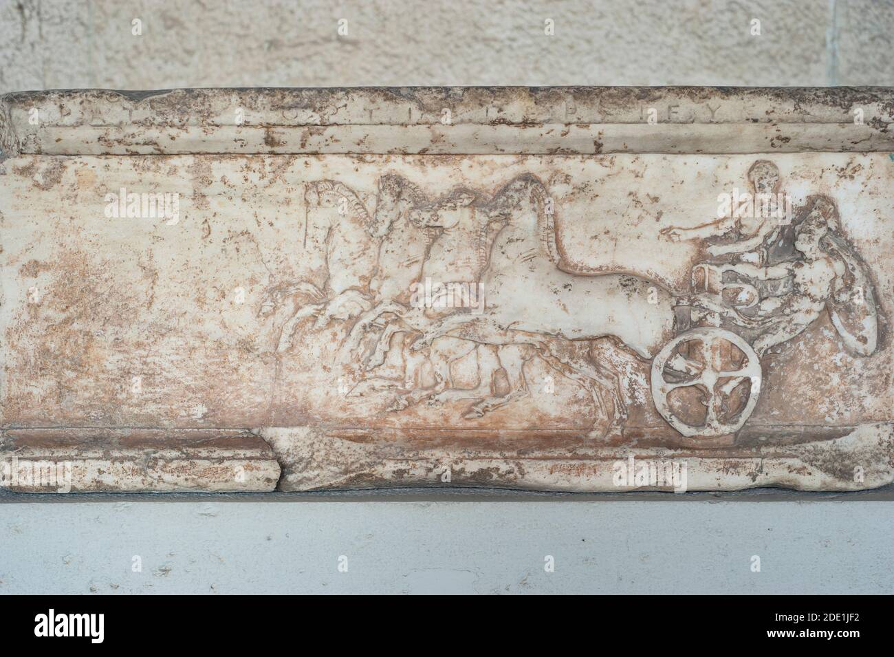 Base d'une sculpture avec un relief d'un char courses et chevaux, Stoa d'Attalus, Athènes Banque D'Images