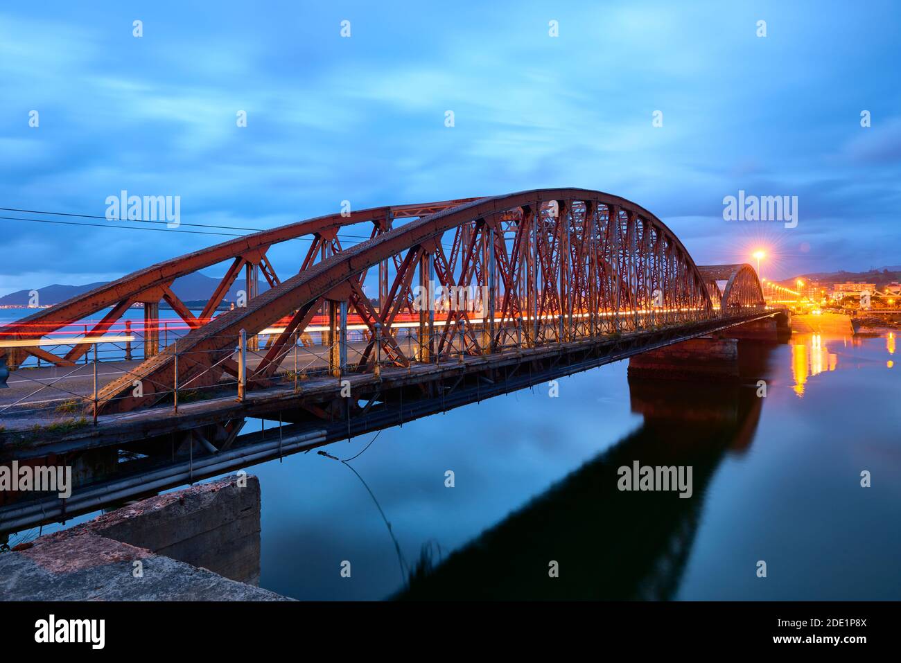 Pont de fer sur la rivière Ason le soir, Colindres, Cantabrie, Espagne Banque D'Images