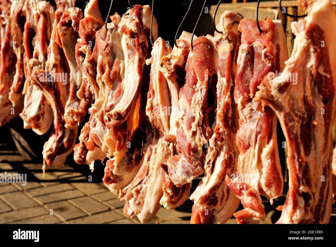 Matières de gros morceaux de viande suspendues au trottoir, près de la rue de Shanghai. Banque D'Images