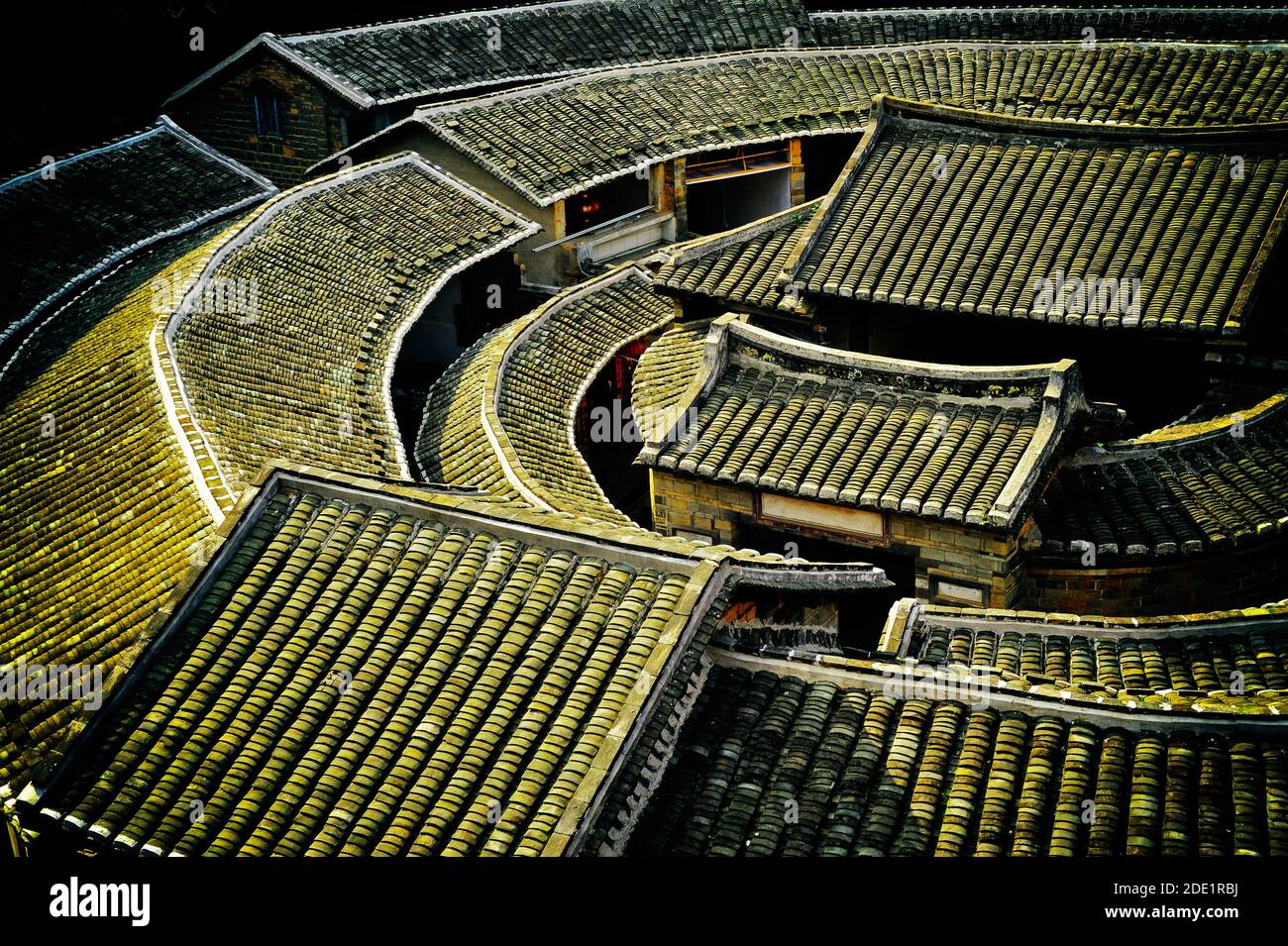 Toits de maisons traditionnelles en terre Hakka dans la province de Fujian, près de Tulou,Xibei (Chine). Classé au Patrimoine Mondial de l'Unesco Banque D'Images