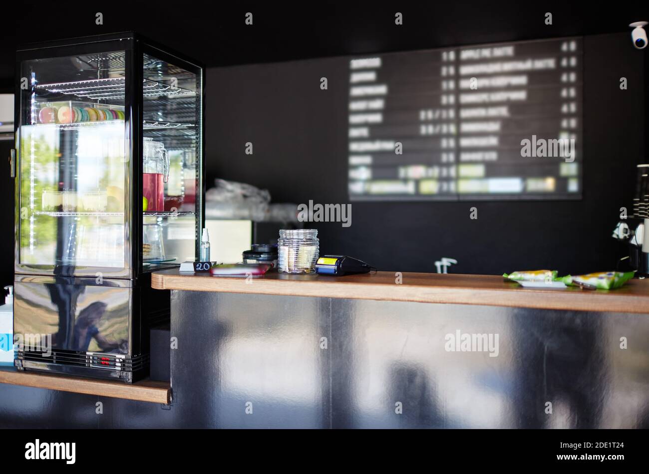 Intérieur du café-restaurant. Image floue de la vitrine, du comptoir de magasin et du panneau en bois avec les noms du café boissons chaudes et froides, prix Banque D'Images