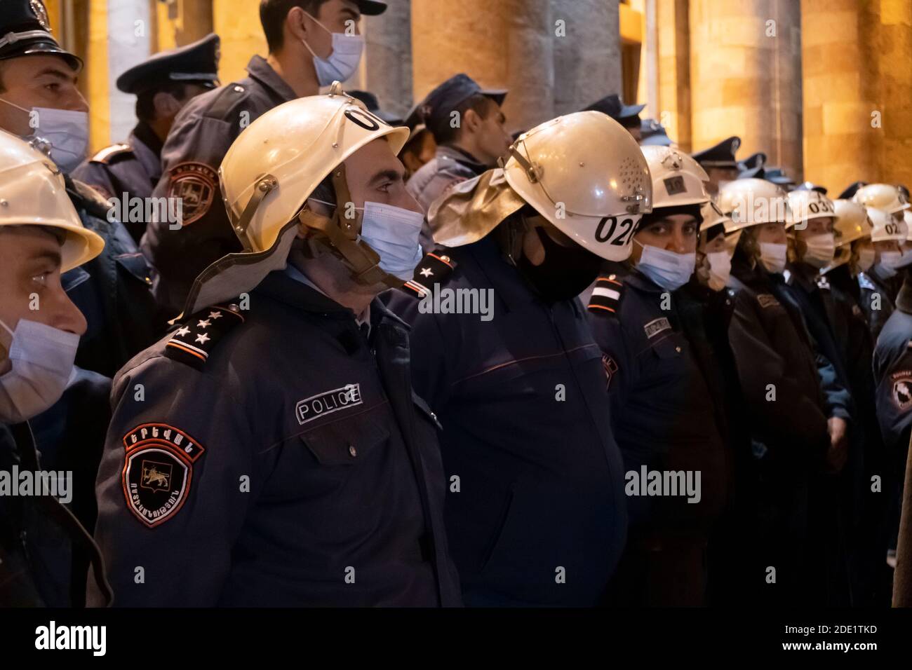 EREVAN, ARMÉNIE - NOVEMBRE 10 : La police arménienne garde devant elle la résidence officielle du Premier ministre arménien lors d'un rassemblement de protestation exigeant la démission du Premier ministre arménien Nikol Pashinyan qui a signé la déclaration mettant fin aux hostilités dans la région contestée du Haut-Karabakh et qui a remis une partie importante des territoires de la région à Azerbaïdjan dans la ville d'Erevan capitale de l'Arménie Banque D'Images
