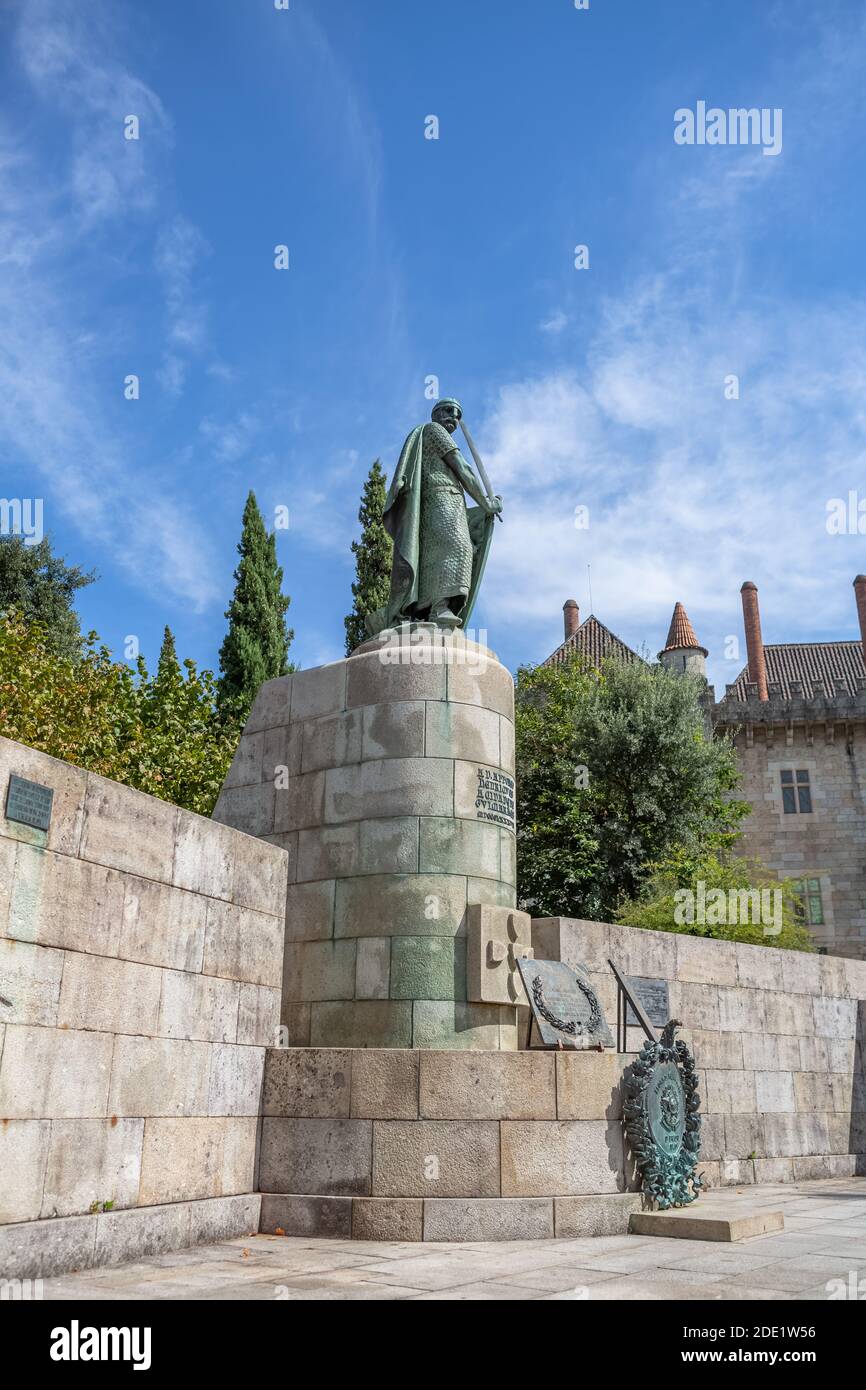 Guimares / Portugal 09 12 2020: Vue sur la statue Dom Afonso Henriques, monument emblématique sculpture, le premier roi du Portugal, sur la ville de Guimares en aval Banque D'Images