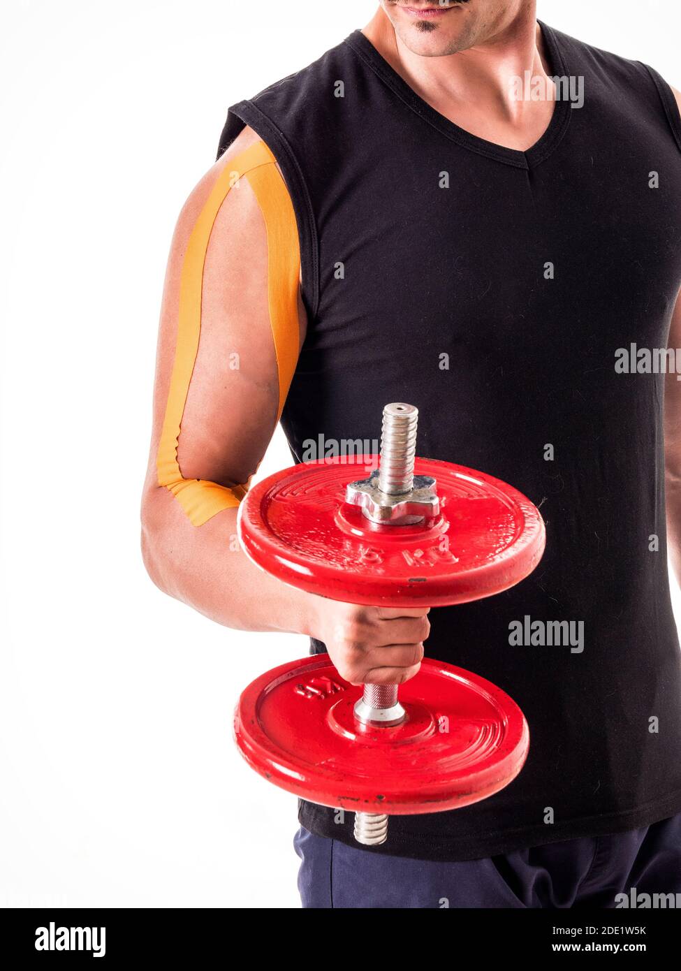 Récolte de sportif s'exerçant avec une haltère et du ruban adhésif bras Banque D'Images