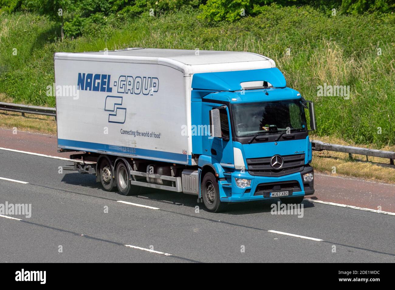 Nagel Group Food Logistics transport livraison de camions, camion, poids lourds, transport, camion, porte-cargaison, Mercedes Benz véhicule, industrie européenne du transport commercial HGV, M6 à Manchester, Royaume-Uni Banque D'Images