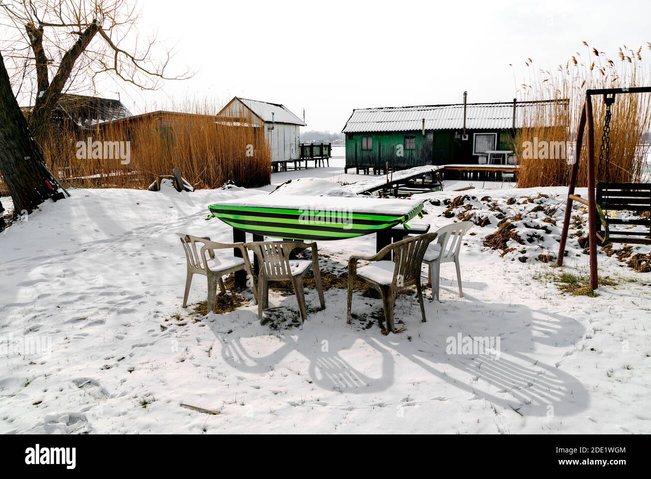 Table abandonnée avec chaises en hiver au célèbre flottant Village Bokod, Hongrie Banque D'Images