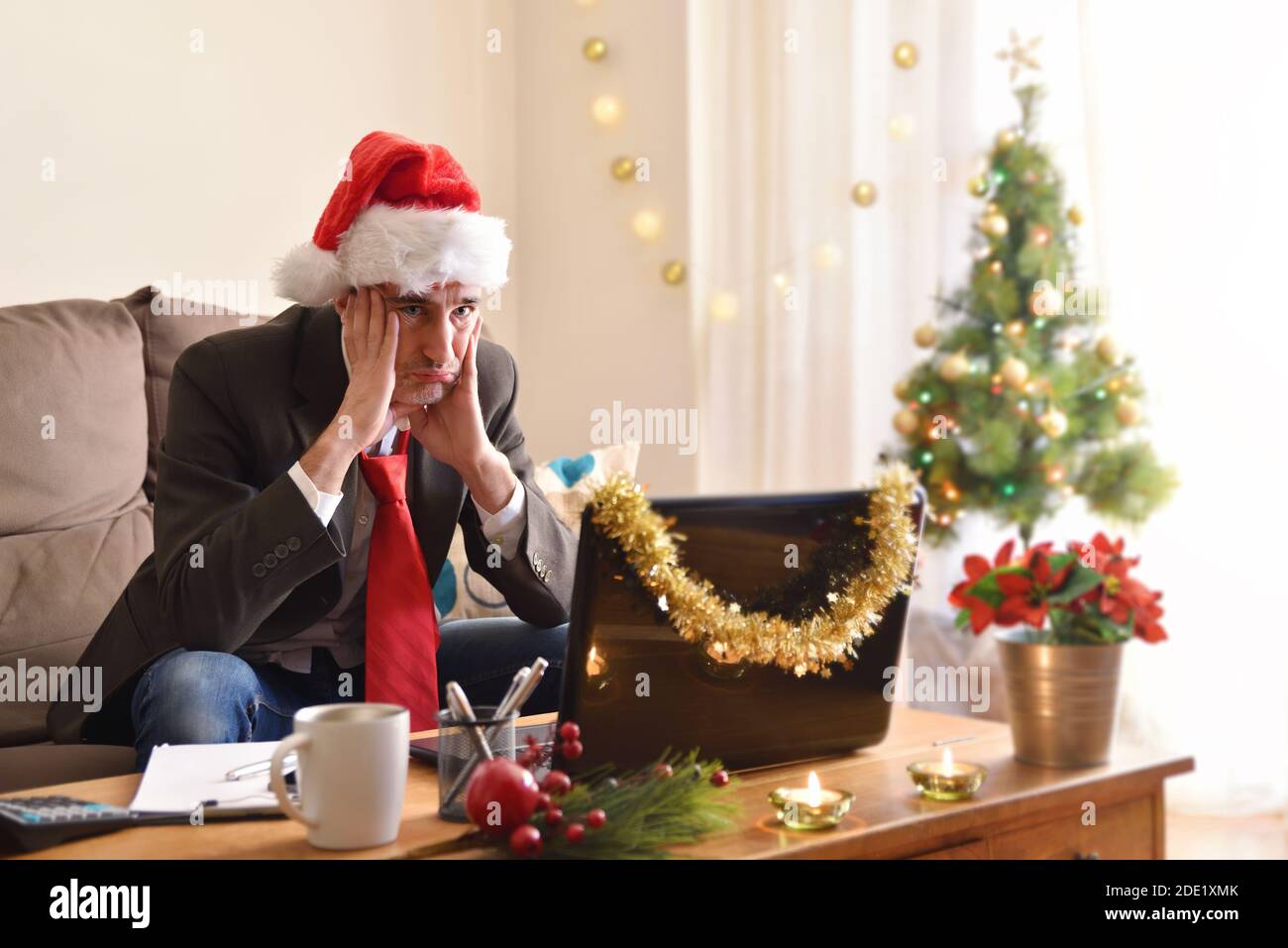 Homme en colère en costume avec cravate et chapeau de Noël travaillant à la  maison. Composition horizontale Photo Stock - Alamy