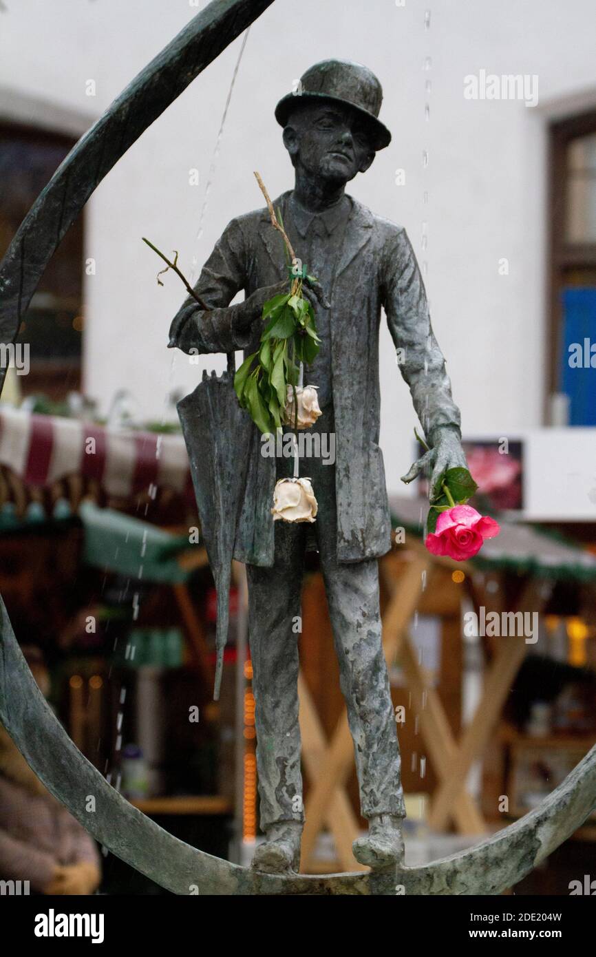 Statue de Karl Valentin Brunnen, comédien bavarois, interprète, auteur et producteur de films (Charlie Chaplin, Allemagne) à Viktualienmarkt, Munich Banque D'Images