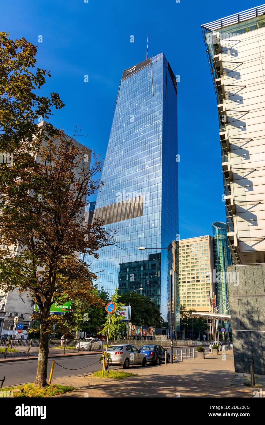 Varsovie, Mazovia / Pologne - 2020/08/09: Surface en verre bleu de la tour de bureau Q22 d'Echo Investment à al Avenue Jana Pawla II au centre-ville Banque D'Images