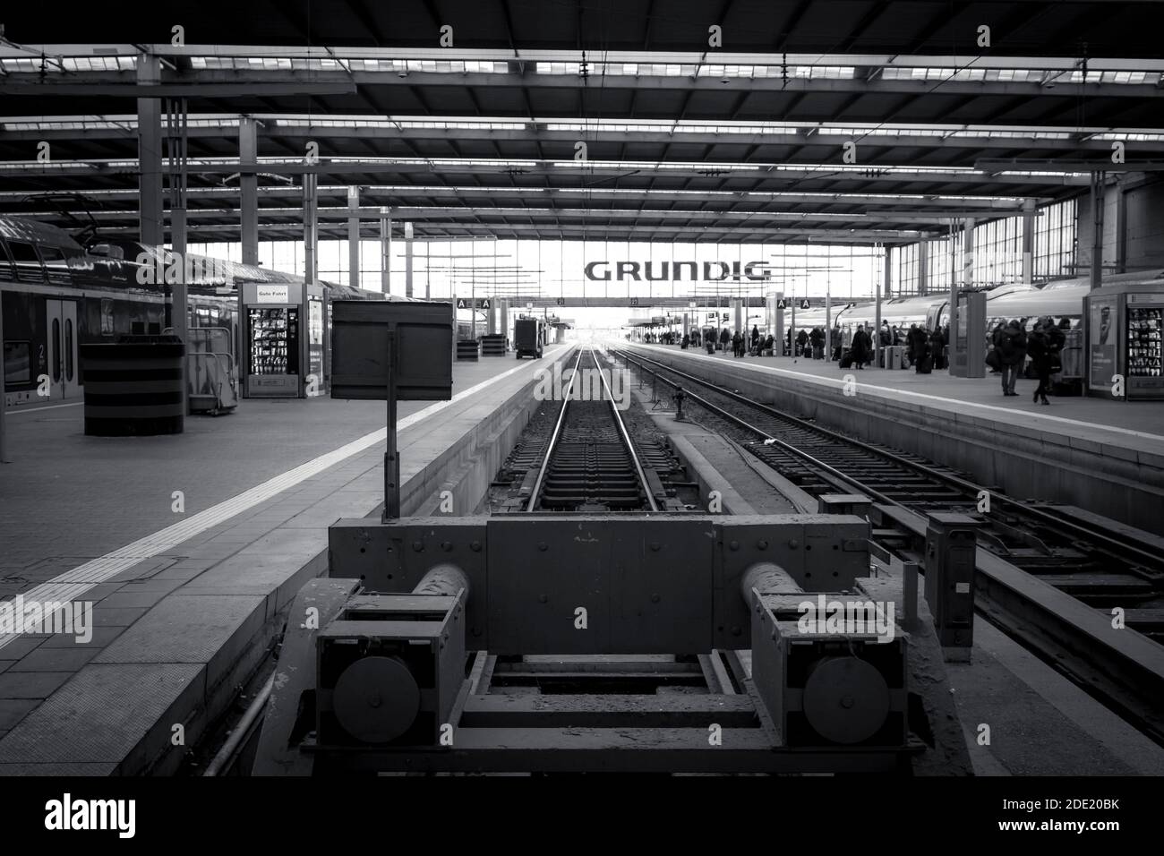 Une vue de derrière les tampons, sur une plate-forme vide à la gare centrale de Munich, Munich, Allemagne Banque D'Images