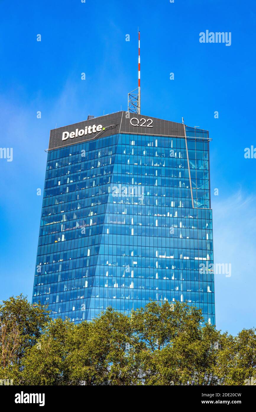 Varsovie, Mazovia / Pologne - 2020/08/09: Surface en verre bleu de la tour de bureau Q22 d'Echo Investment à al Avenue Jana Pawla II au centre-ville Banque D'Images