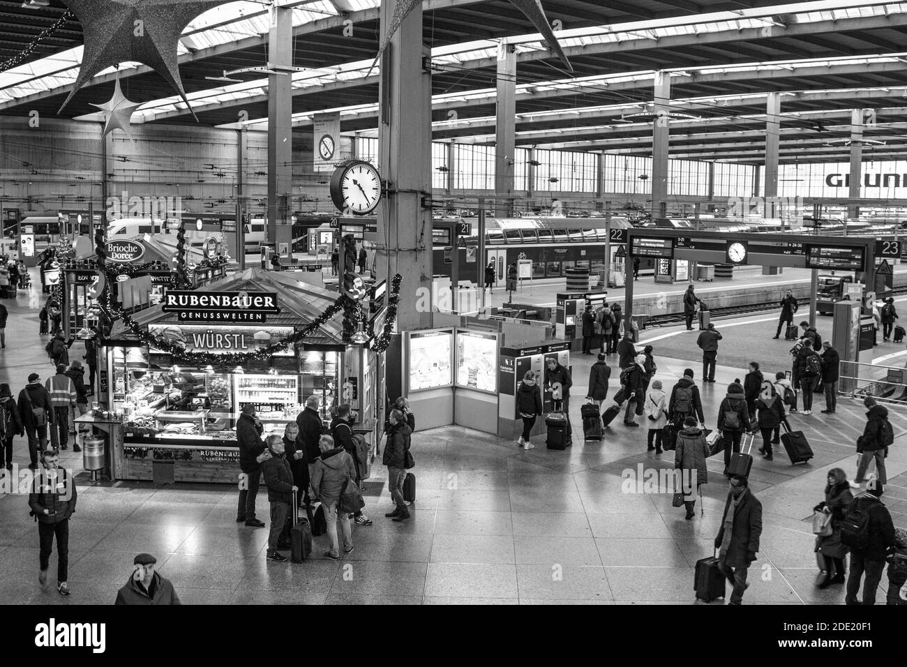 Les gens marchent sur le hall de la gare centrale de Munich, Allemagne Banque D'Images