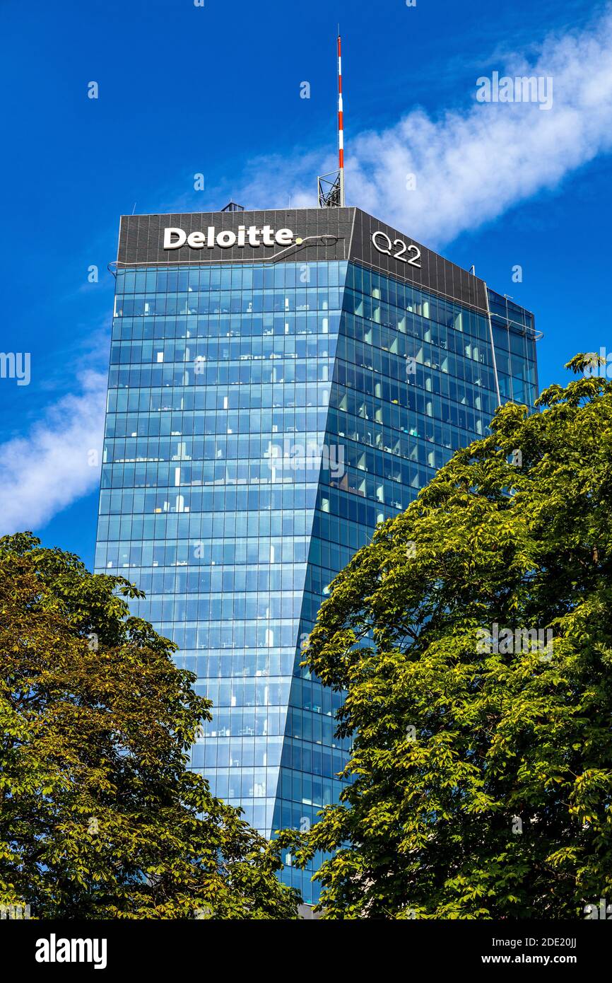 Varsovie, Mazovia / Pologne - 2020/08/09: Surface en verre bleu de la tour de bureau Q22 d'Echo Investment à al Avenue Jana Pawla II au centre-ville Banque D'Images