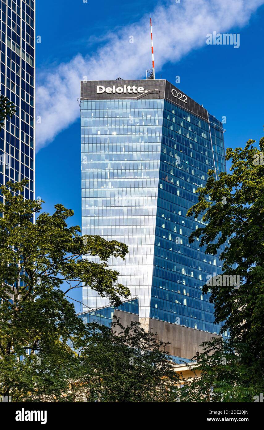 Varsovie, Mazovia / Pologne - 2020/08/09: Surface en verre bleu de la tour de bureau Q22 d'Echo Investment à al Avenue Jana Pawla II au centre-ville Banque D'Images