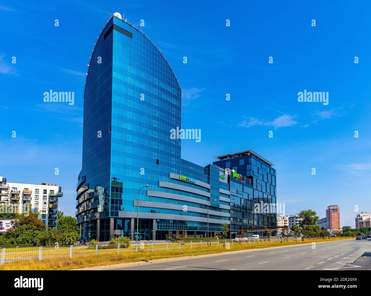 Varsovie, Mazovie / Pologne - 2020/08/09: Vue panoramique du quartier de Praga Poludnie Sud avec le bâtiment de bureau de Blue point à l'al.Stanow Zjednoczonych ave Banque D'Images