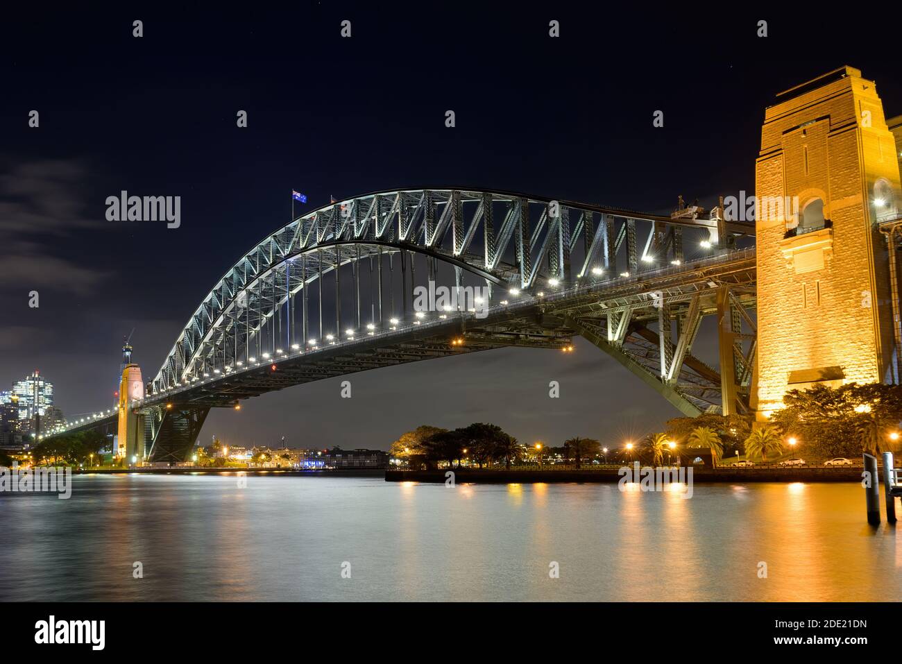 Sydney, Nouvelle-Galles du Sud, Australie ; le Sydney Harbour Bridge illuminé la nuit. Banque D'Images