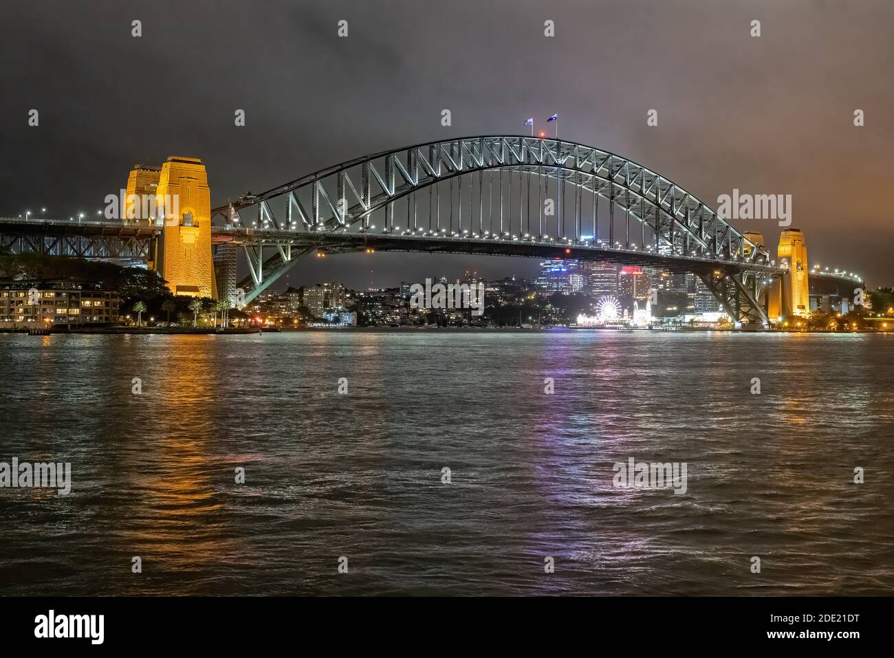 Sydney, Nouvelle-Galles du Sud, Australie ; le Sydney Harbour Bridge illuminé la nuit. Banque D'Images