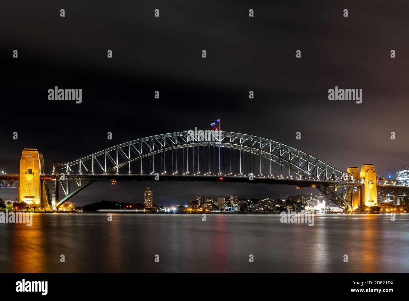 Sydney, Nouvelle-Galles du Sud, Australie ; le Sydney Harbour Bridge illuminé la nuit. Banque D'Images