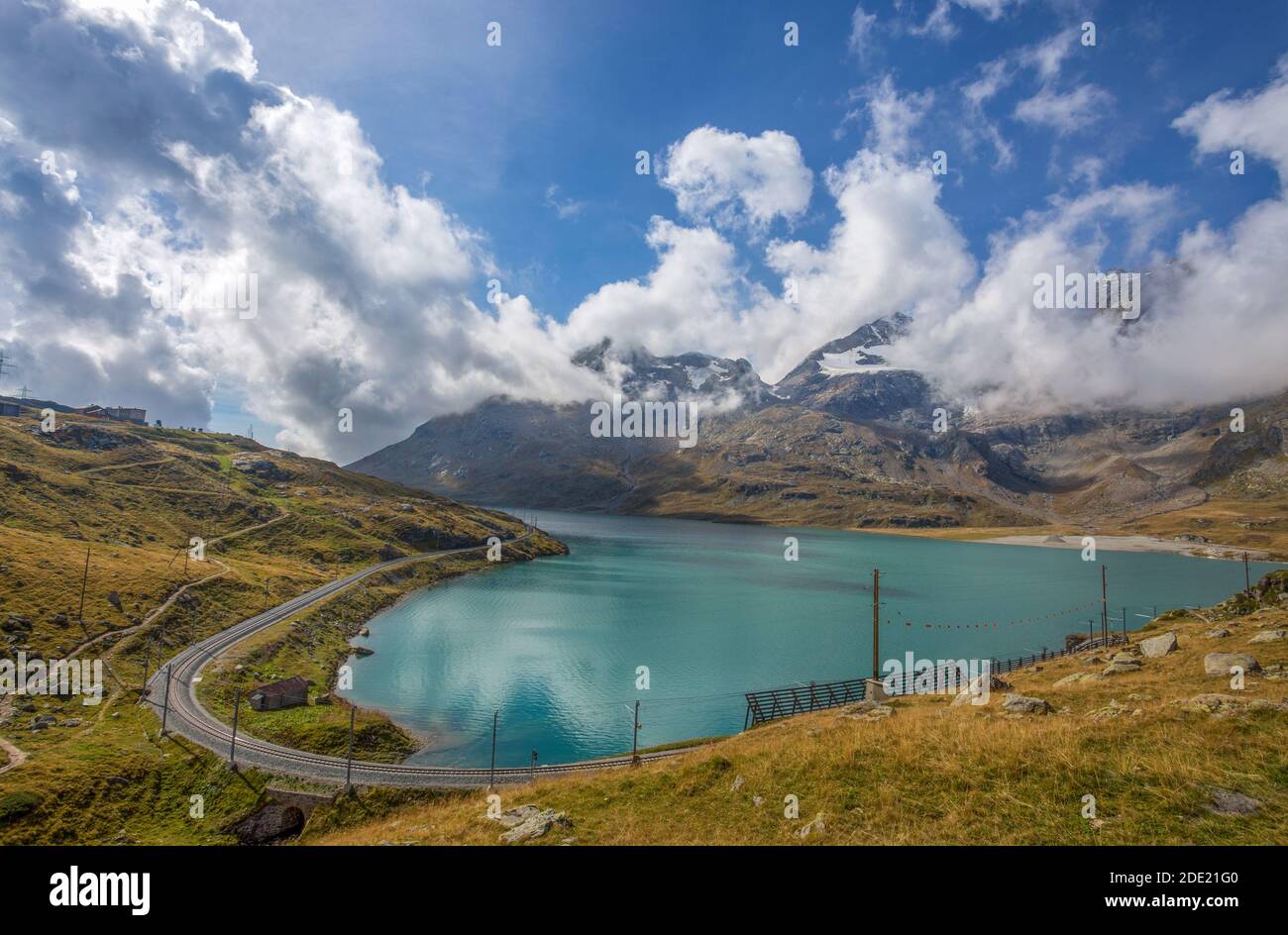 Paysage à Bernina Pass avec le lac blanc entre l'Italie et la Suisse en été. Banque D'Images