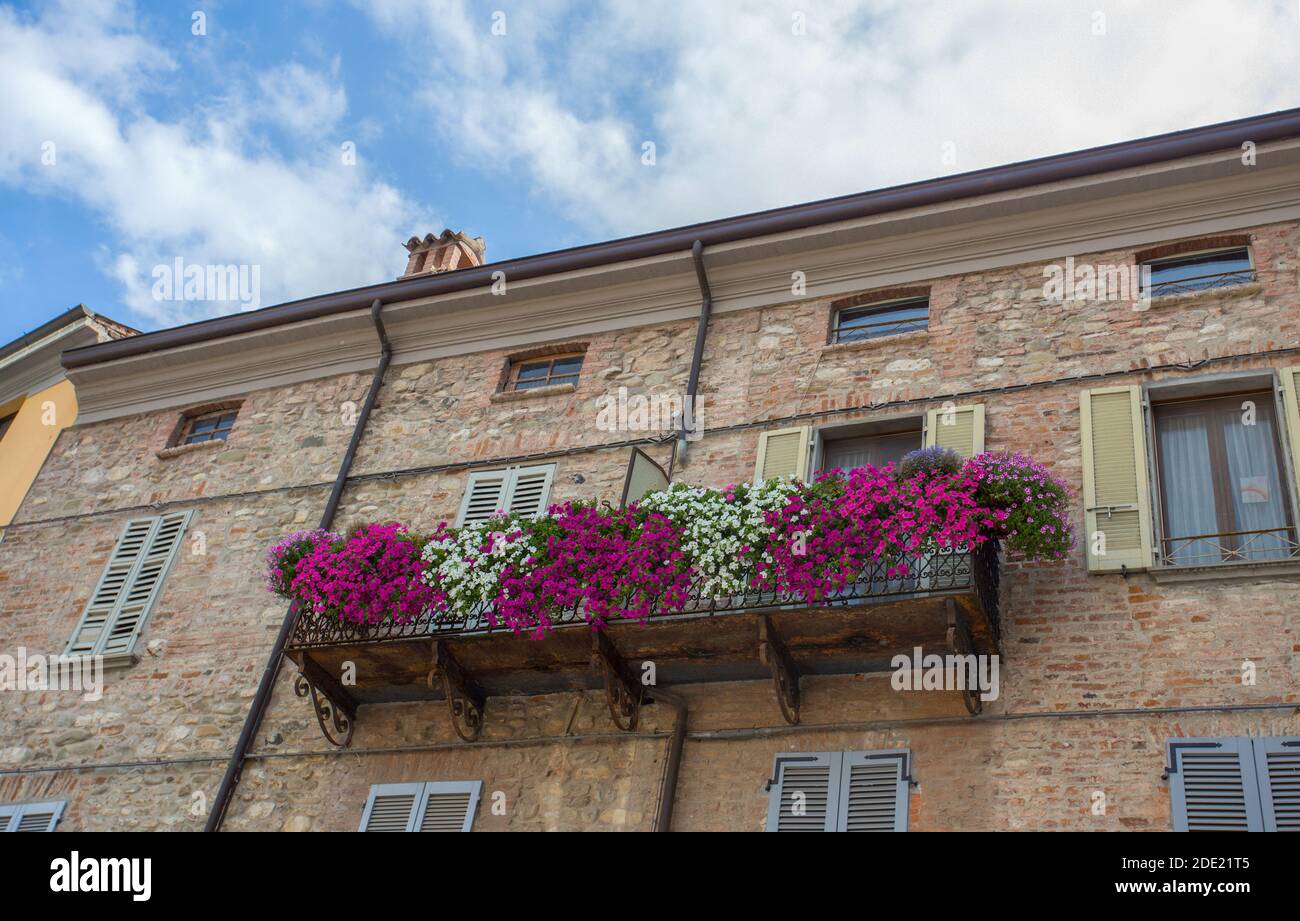 Des fleurs colorées ornent un balcon en Italie en été Banque D'Images