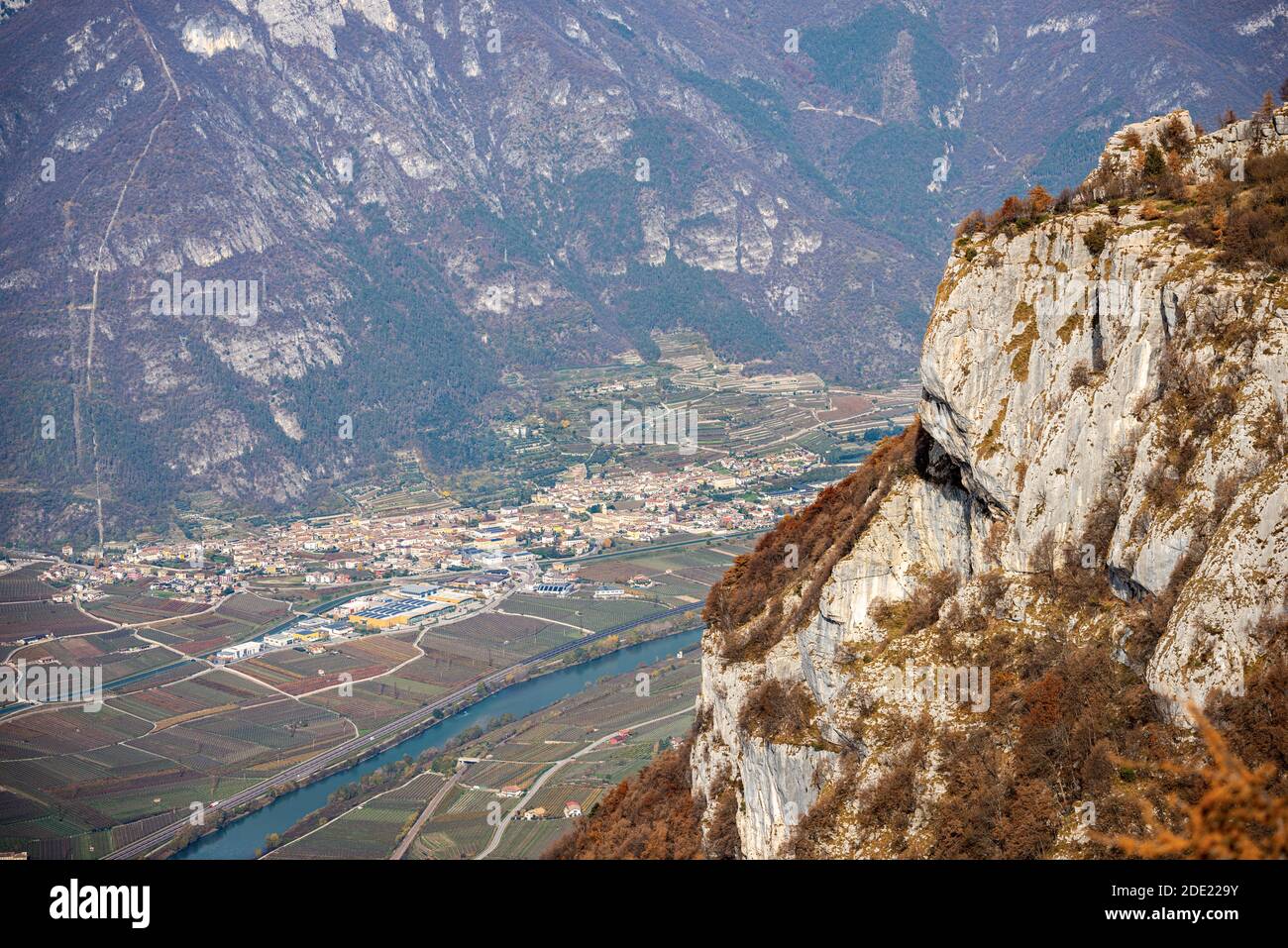 Les visages de roche lissés par le glacier dans les temps très anciens (polissage glaciaire), vallée d'Adige, ville d'Avio, Vénétie et Trentin-Haut-Adige, Italie, Europe. Banque D'Images