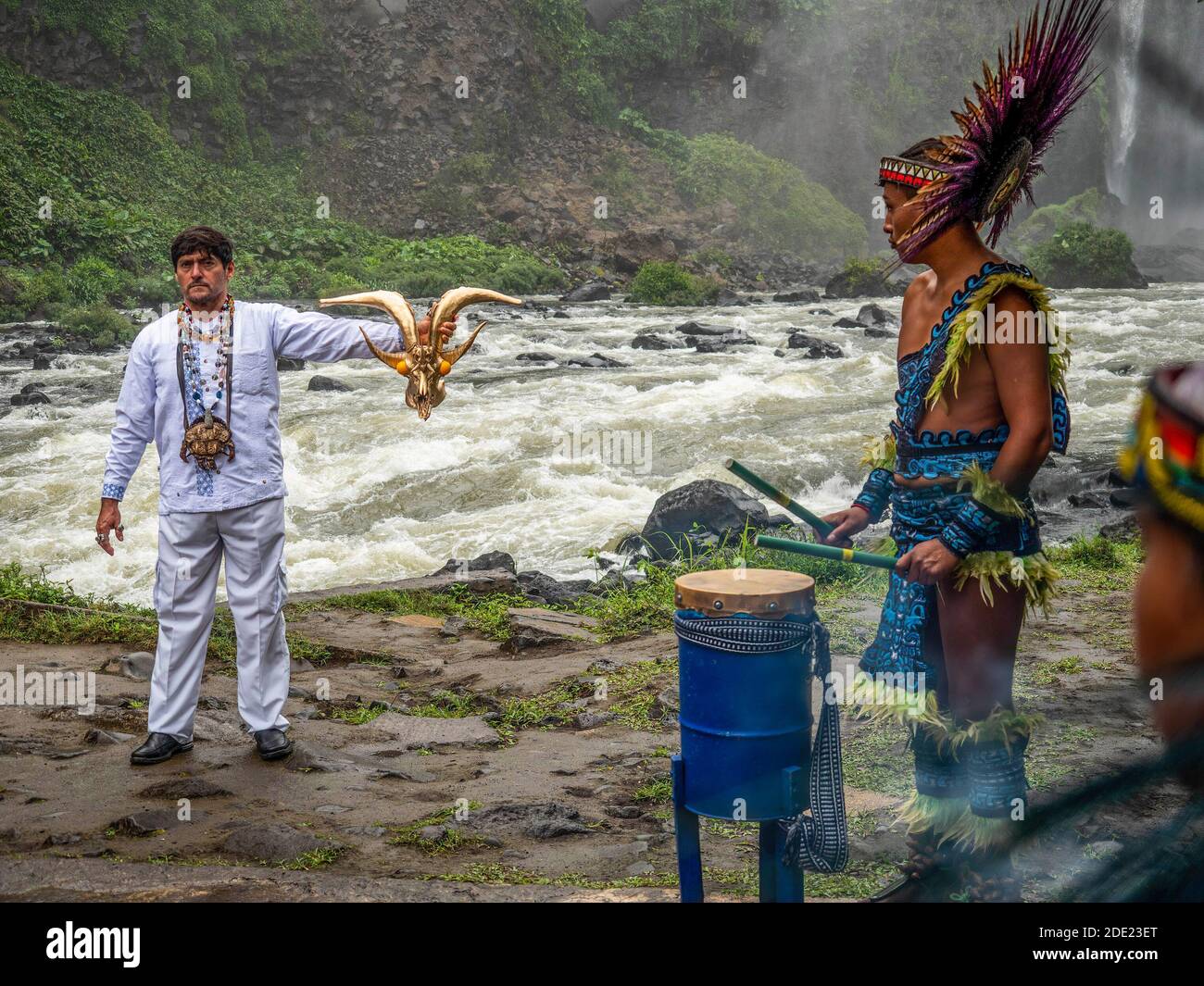 Enrique Marthen Bedron exécute un rituel de nettoyage à côté de la cascade  Salto de Eyipantla. Le travail des chamans traditionnels de Catemaco appelé  'brujo' combine les traditions des peuples autochtones Olmec,