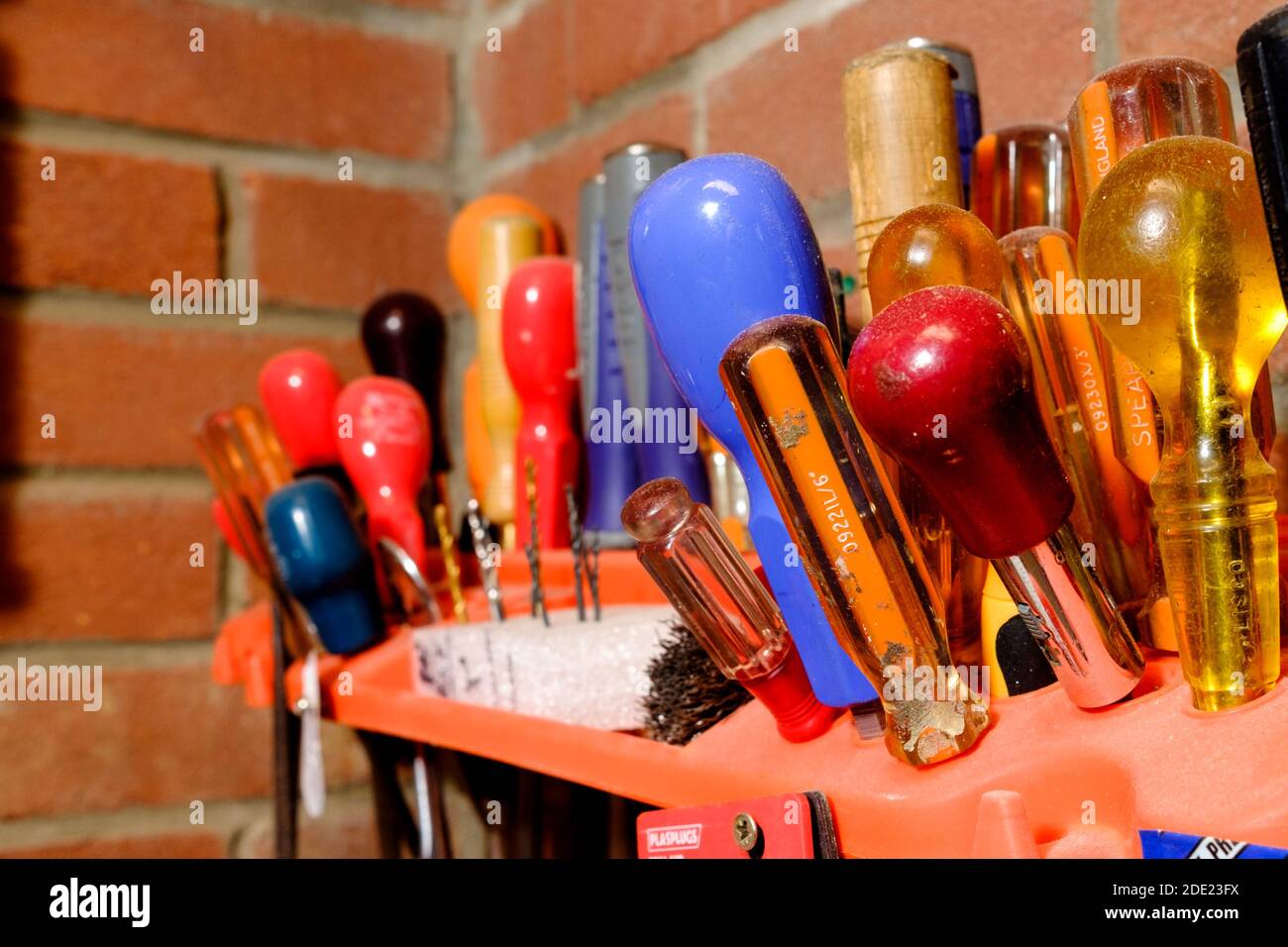 Une étagère à outils avec une sélection d'outils à main de bricolage. Banque D'Images Une étagère à outils avec une sélection d'outils à main de bricolage. Banque D'Images