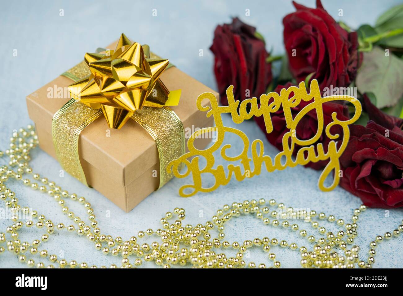 Carte De Voeux Joyeux Anniversaire Avec Bouquet De Roses Rouges Boite Cadeau Surprise Ornee D Un Noeud Dore Avec Texte Et Inscription Photo Stock Alamy Carte De Voeux Joyeux Anniversaire Avec Bouquet De Roses Rouges Boite Cadeau Surprise Ornee D Un Noeud Dore Avec Texte Et Inscription Photo Stock Alamy