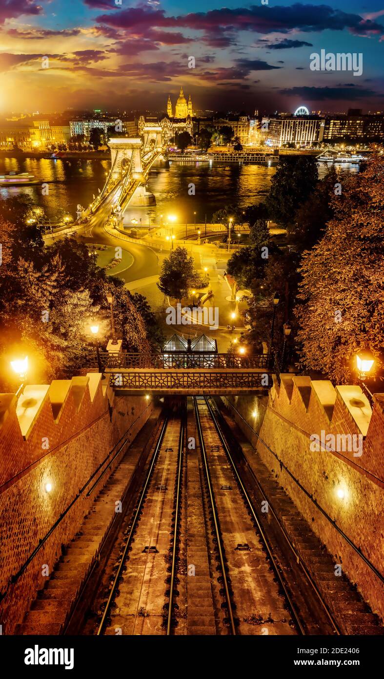 Vue aérienne sur la ville avec pont à chaîne illuminé et funiculaire au crépuscule à Budapest, Hongrie Banque D'Images