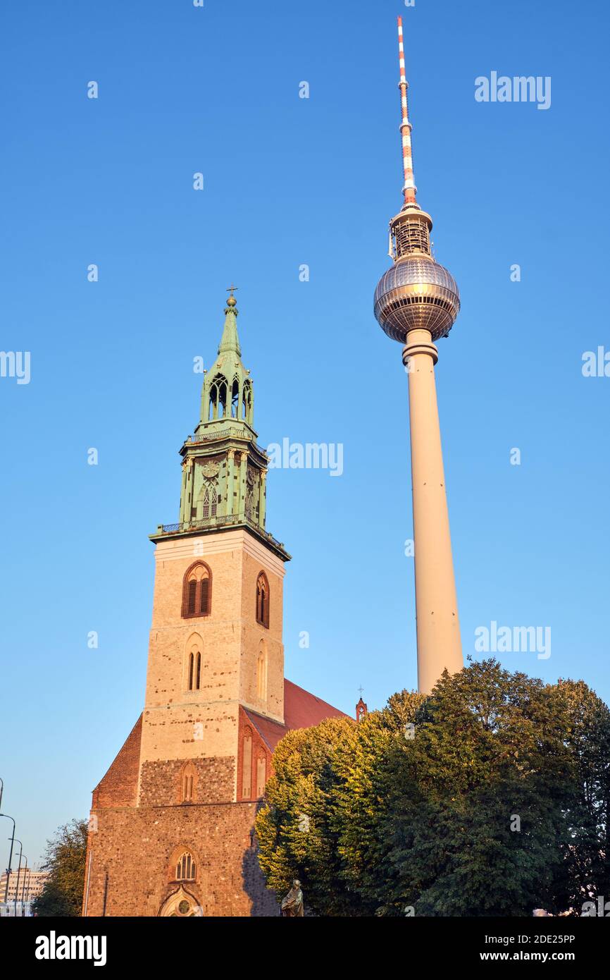 La célèbre tour de télévision et la Marienkirche à l'Alexanderplatz À Berlin Banque D'Images