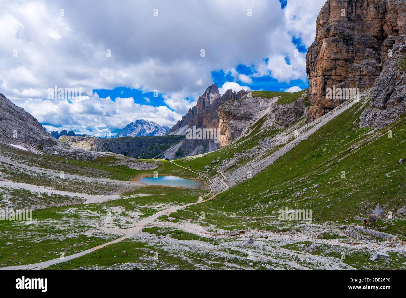 Vue sur les montagnes des Dolomites de Sesto (Sexten) vue depuis le sentier de randonnée jusqu'au lac de Cengia refuge de Pian di Cengia, Dolomites, Sud, Tirol, Italie. Banque D'Images