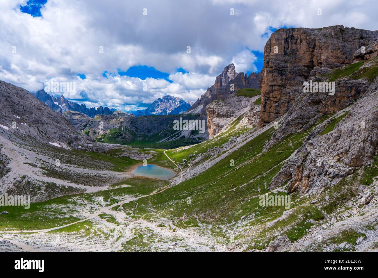 Vue sur les montagnes des Dolomites de Sesto (Sexten) vue depuis le sentier de randonnée jusqu'au lac de Cengia refuge de Pian di Cengia, Dolomites, Sud, Tirol, Italie. Banque D'Images