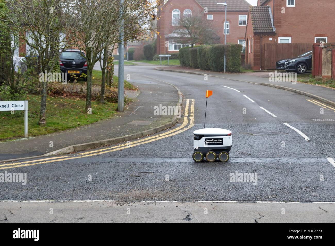 Northampton, Royaume-Uni, 28 novembre 2020. Le système de livraison de robots de Starship a démarré ces derniers jours à partir du magasin local Co-op du Wootton Fields Centre, dans la région de Wootton, dans la ville, livrant à moins de 3 miles du magasin, desservant environ 5,000 ménages avec des livraisons sans contact, il est occupé depuis le début. Crédit : Keith J Smith/Alamy Live News Banque D'Images