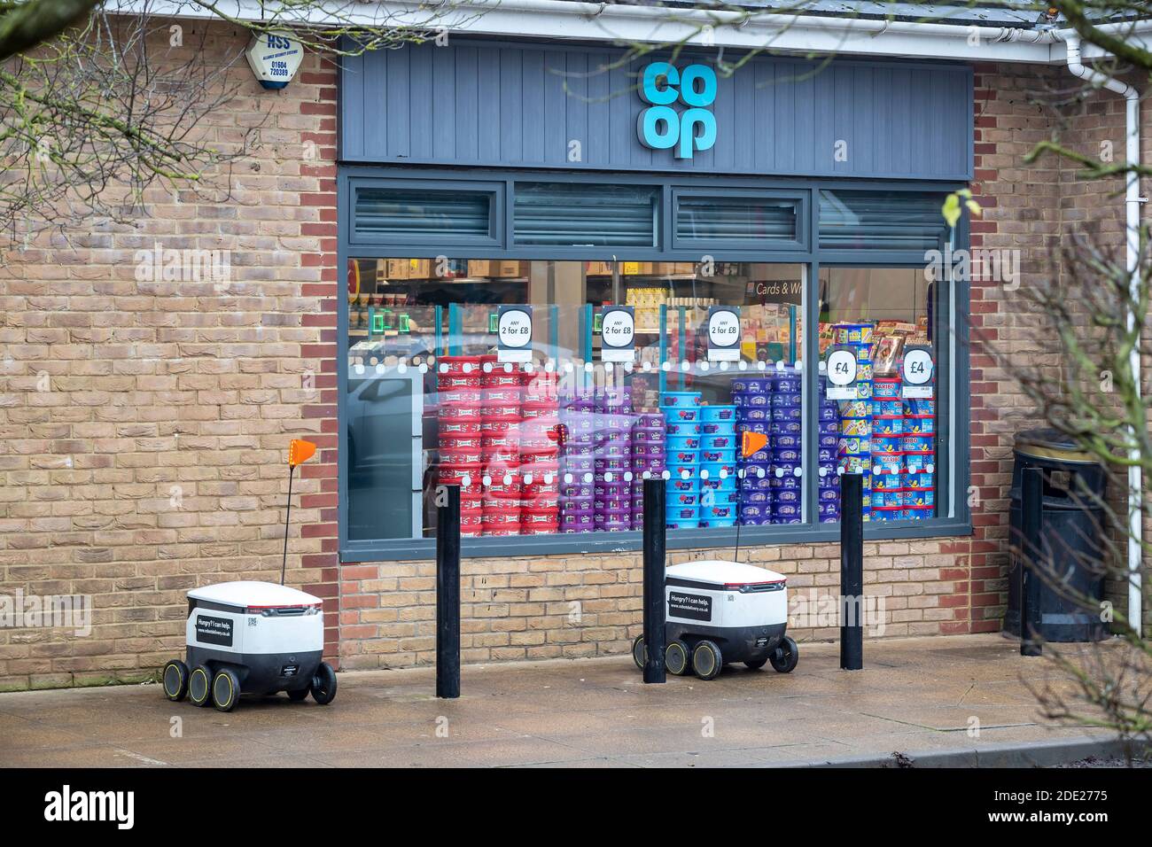 Northampton, Royaume-Uni, 28 novembre 2020. Le système de livraison de robots de Starship a démarré ces derniers jours à partir du magasin local Co-op du Wootton Fields Centre, dans la région de Wootton, dans la ville, livrant à moins de 3 miles du magasin, desservant environ 5,000 ménages avec des livraisons sans contact, il est occupé depuis le début. Crédit : Keith J Smith/Alamy Live News Banque D'Images