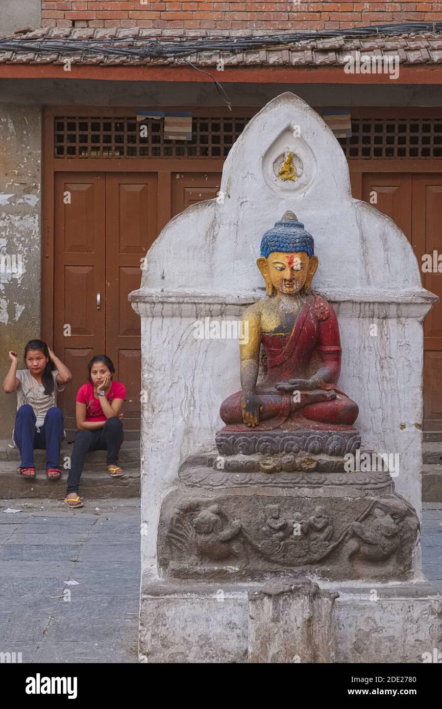 Une figure de Bouddha en posture méditative dans la circonférence de Kathesimbhu Stupa, Katmandou, Népal Banque D'Images