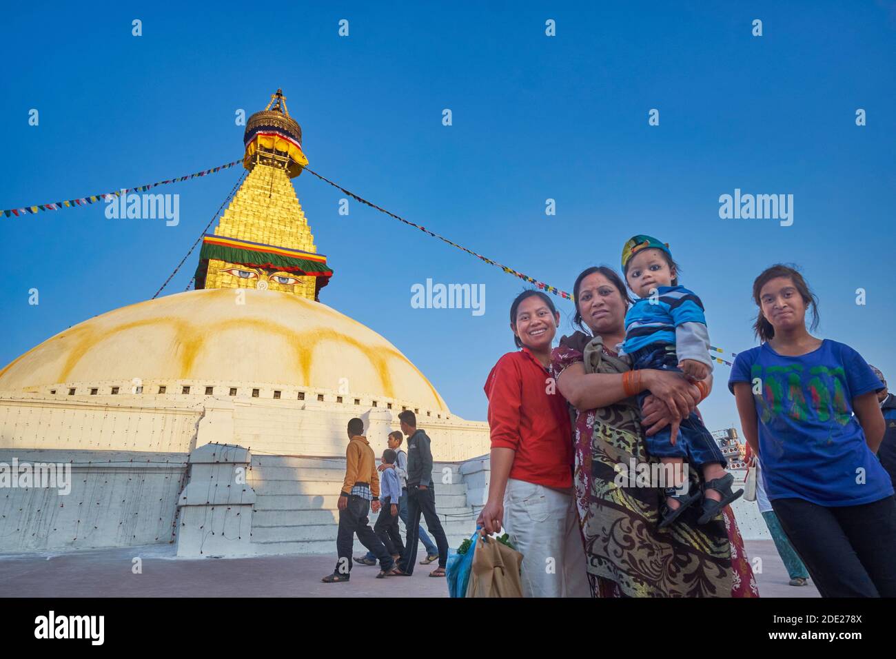 Membres féminins d'une famille népalaise et cild à Bodhnath Stupa (Baudha) à Katmandou, au Népal Banque D'Images