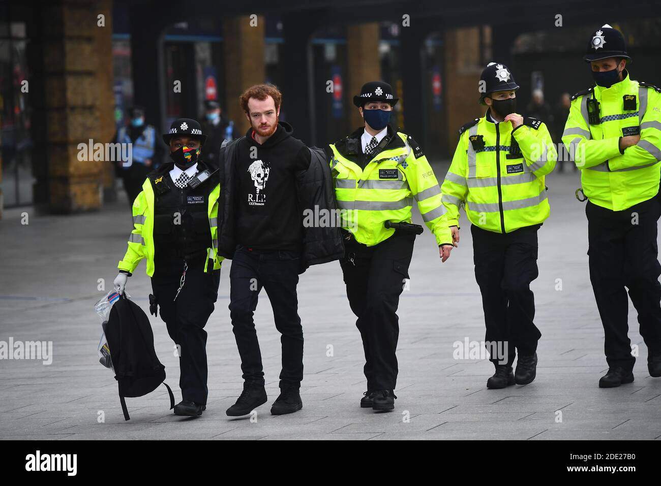 La police a emprisonné un homme lors d'une manifestation anti-verrouillage à Kings Cross St Pancras, Londres. Banque D'Images