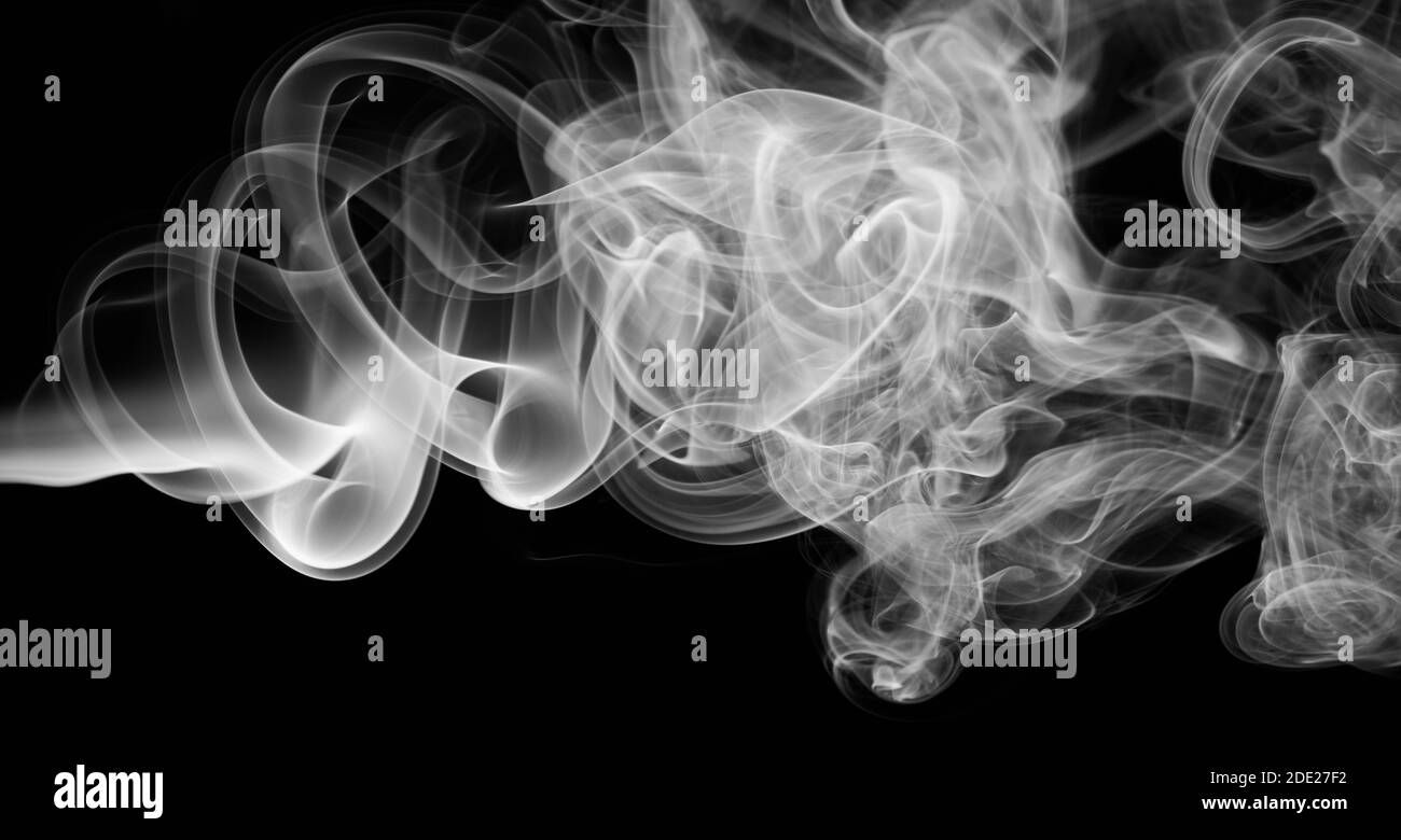 Nuage de fumée grise tourbillons isolés sur fond noir Banque D'Images