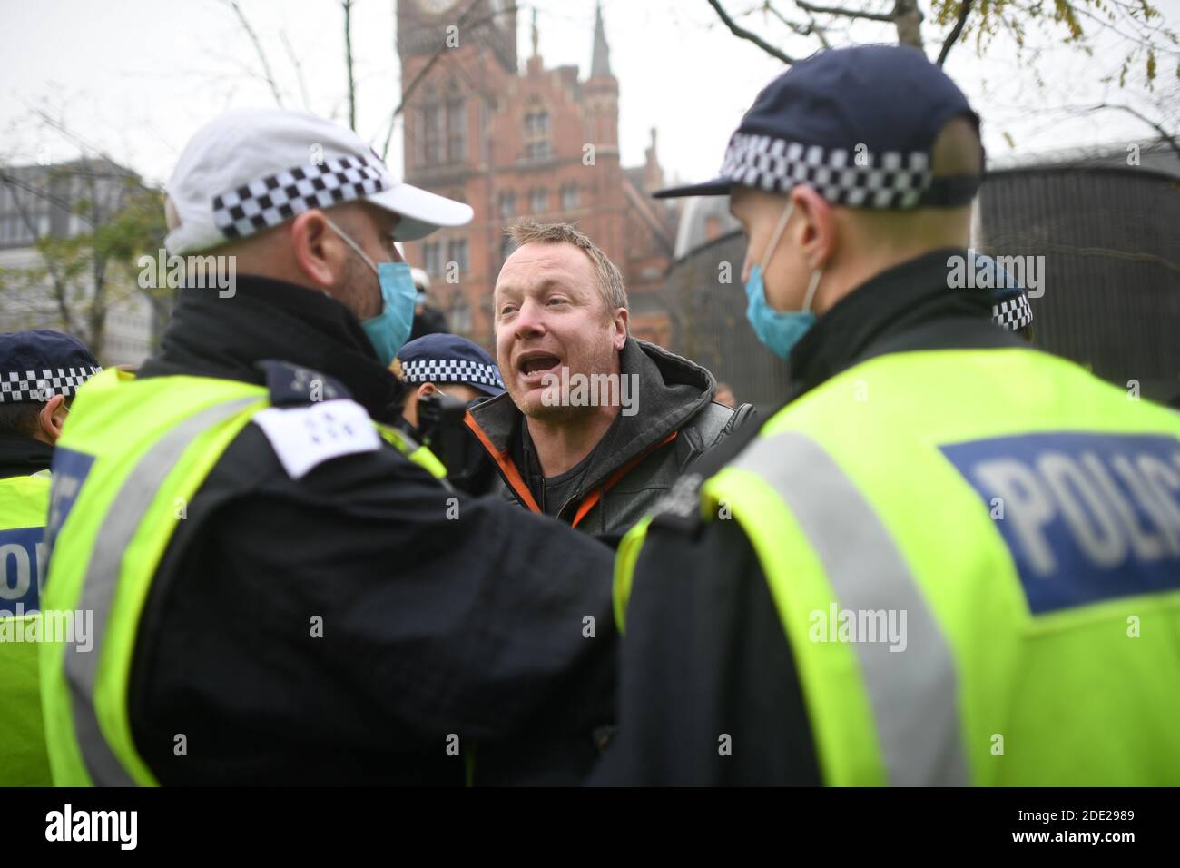 Un homme est détenu par la police lors d'une manifestation anti-verrouillage à Kings Cross St Pancras, Londres. Banque D'Images