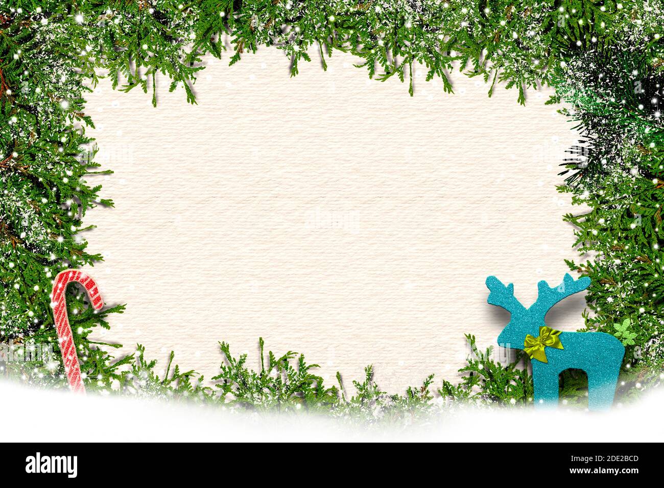 Carte de Noël à bordure. Fond de carte de Noël avec un espace pour le texte sur une surface en papier blanc et décoré de branches de sapin, reinde bleu scintillant Banque D'Images
