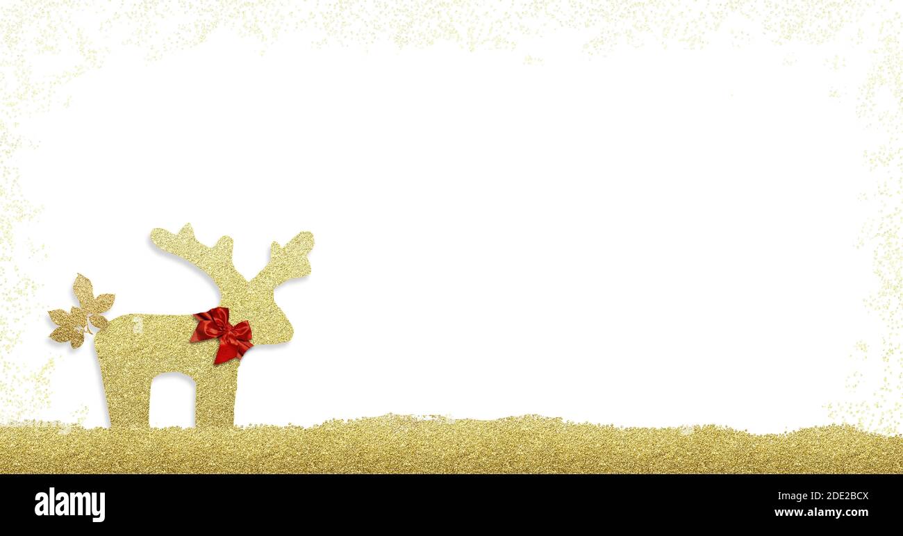 Renne du Père noël en paillettes dorées avec noeud rouge isolé sur fond blanc, bordure élégante pour les voeux de Noël avec espace pour message, panorama Banque D'Images
