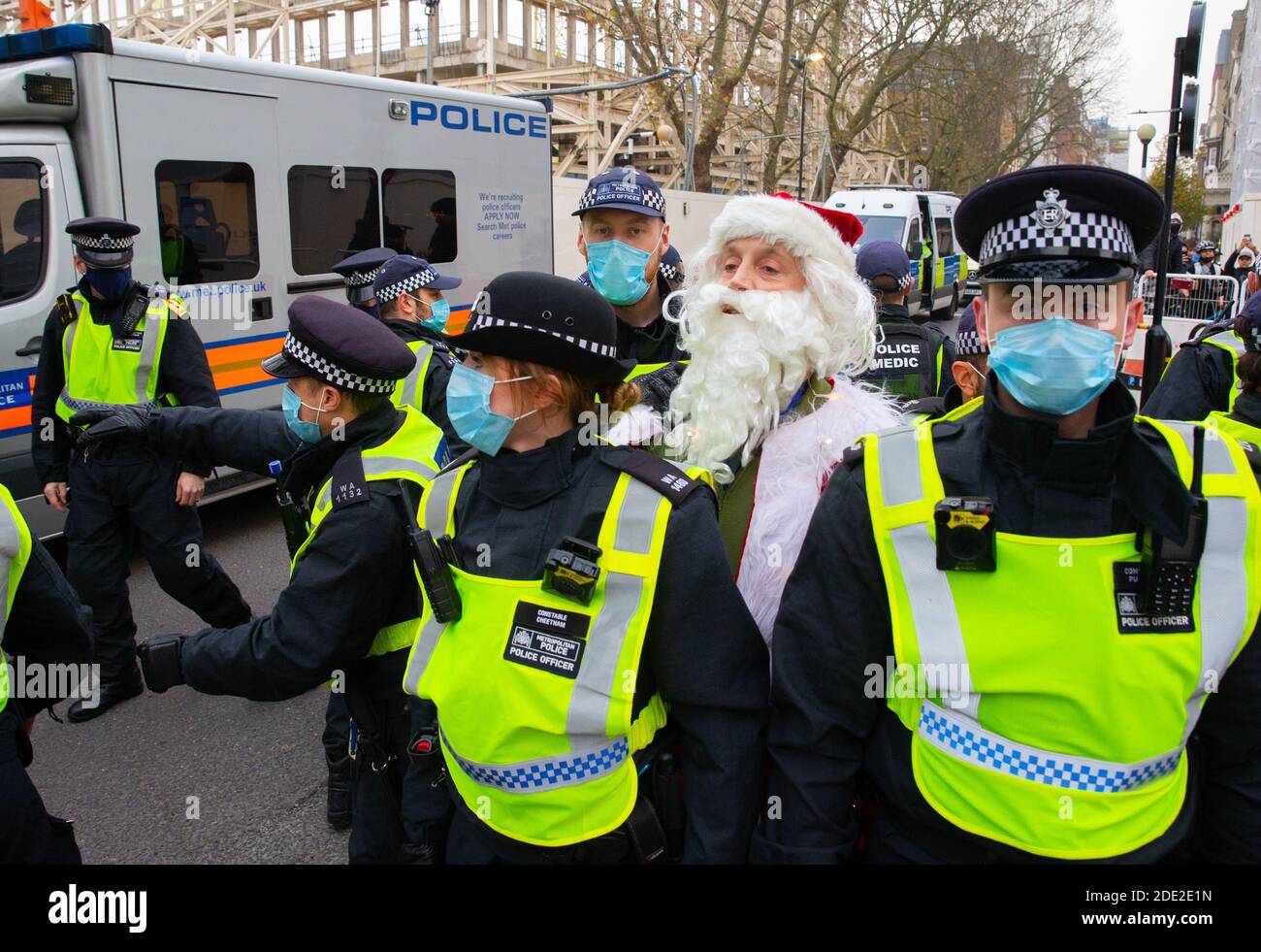 Londres, Royaume-Uni. 28 novembre 2020. Un manifestant, habillé comme le Père Noël, est arrêté par la police lors de la manifestation anti-Lockdown. Crédit : Mark Thomas/Alay Live News Banque D'Images