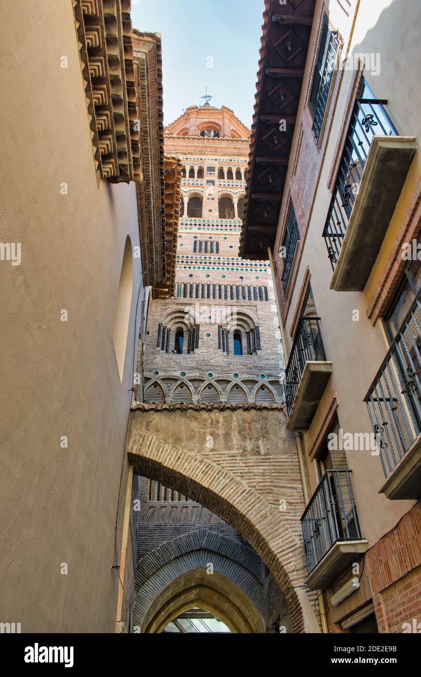 Rue de style Mudejar et clocher de la cathédrale de Teruel, Espagne Banque D'Images